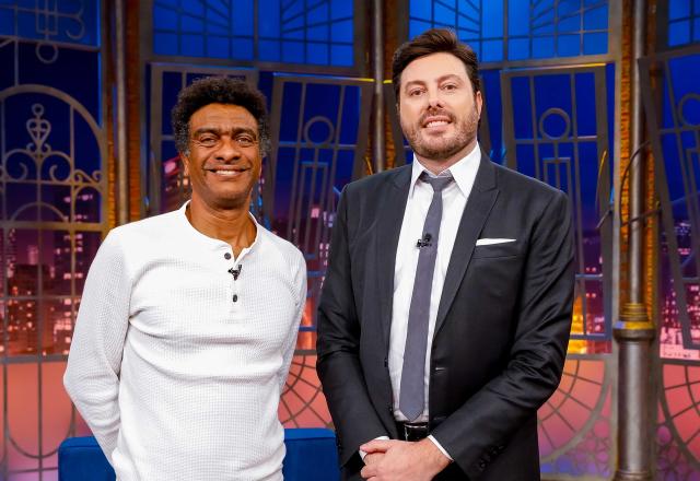 Da esquerda para a direita, Hélio de la Peña posa ao lado de Danilo Gentili no The Noite.