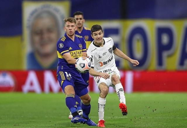 Jogadores de Boca e Atlético disputando a bola