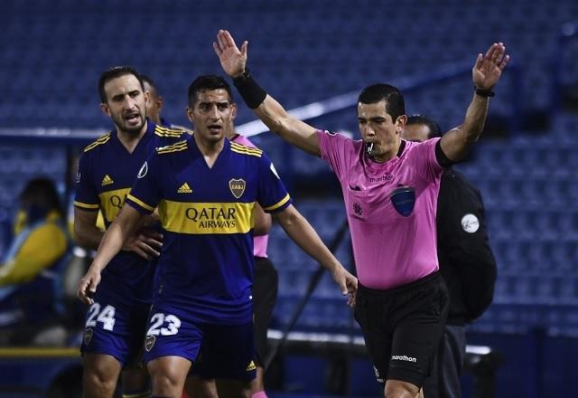 Árbitro Andrés Roja anulando gol do Boca