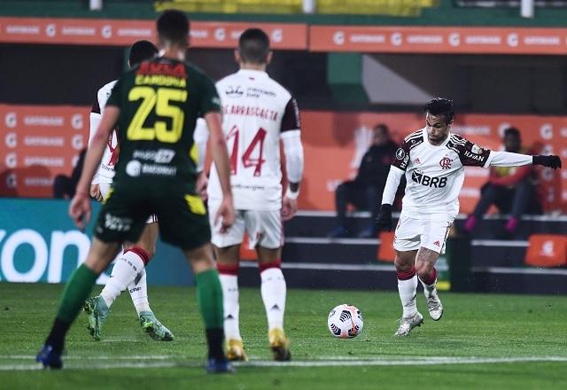 Michael arrisca de fora da área e marca golaço
