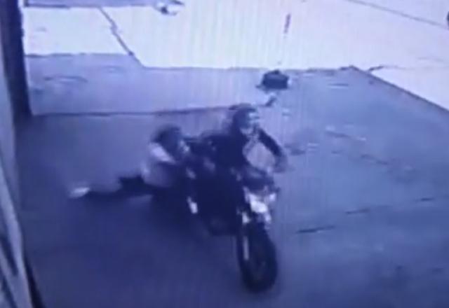 Após assalto, mulher é arrastada por motoqueiro por 200 metros no Rio | Reprodução/SBT
