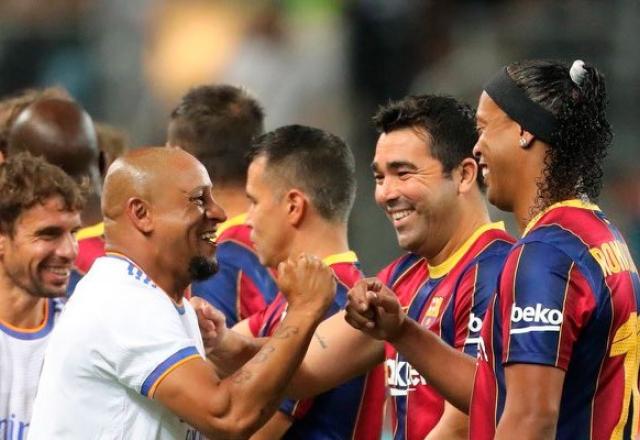 Ronaldinho Gaúcho dá show em jogo de lendas de Barcelona e Real Madrid