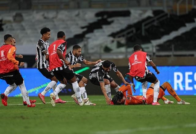Jogadores de Galo e Boca disputando a bola