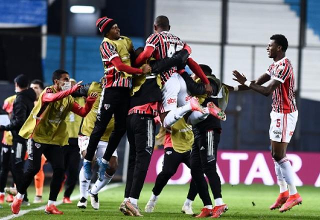 Marquinhos comemora gol sobre o Racing