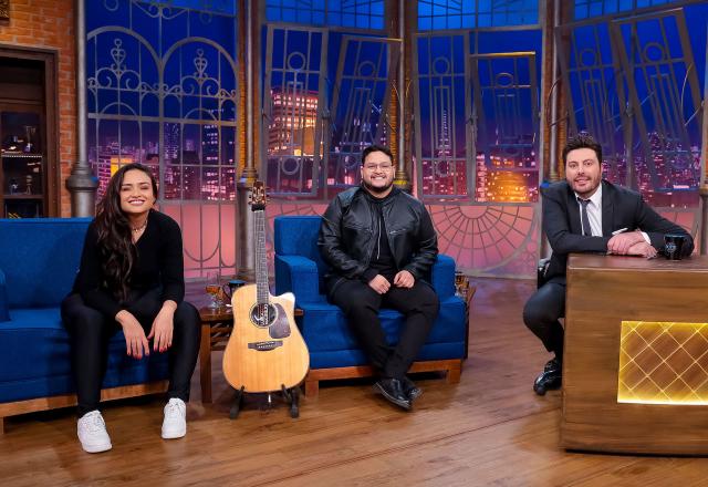 Da esquerda para a direita, Luiza e Maurílio posam ao lado de Danilo Gentili no The Noite.
