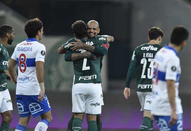 Marcos Rocha comemora gol