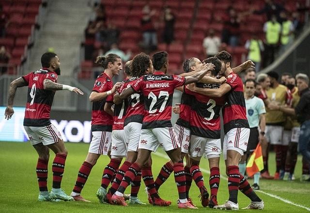 Jogadores do Flamengo comemorando gol
