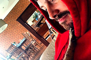 Danilo Gentili brinca com deu gato: ´Pega na barba do papai´