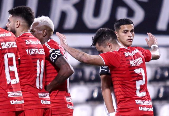 Jogadores do Inter formam barreira
