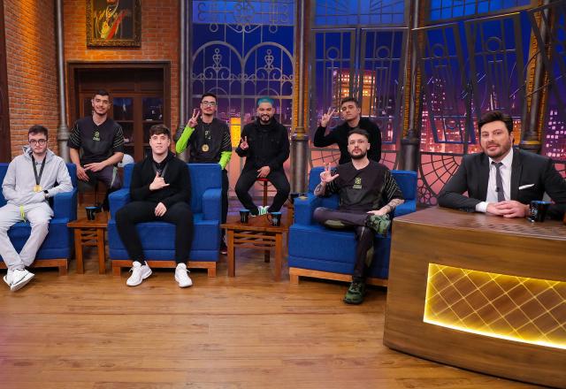 Na foto, Gustavo "Psycho", João "Kamikaze", Julio, Gabriel "Pino", Murilo "Muzi", Yudi Tamashiro e o treinador Dyjair "Mity" posam ao lado de Danilo Gentili no The Noite.