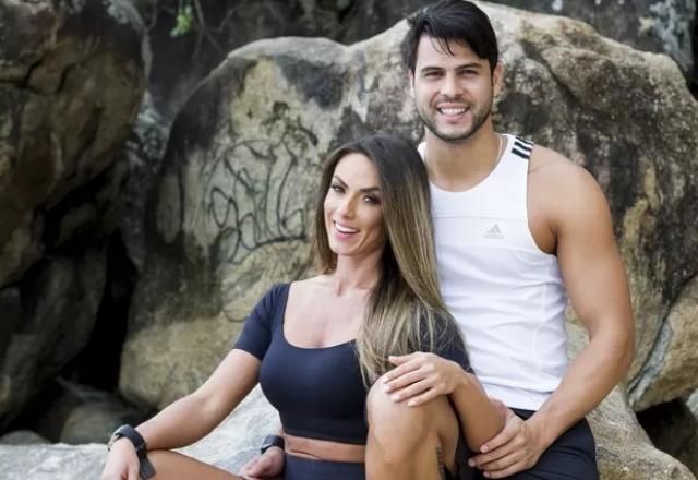 Nicole Bahls e Marcelo Bimbi posam para foto