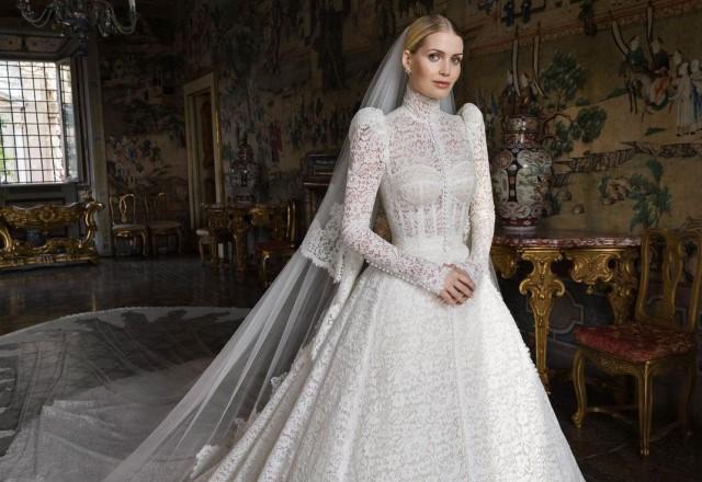 Kitty Spencer posa com vestido assinado pela grife Dolce & Gabbana