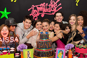 Raissa Chaddad, a Bia, comemora 13 anos com neon party