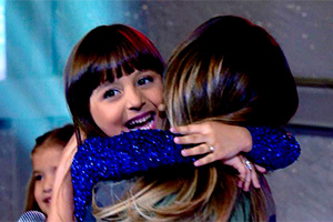 Claudia Leitte faz surpresa para a pequena Sofia no Raul Gil