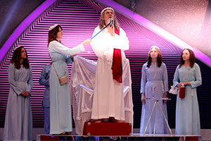 Raul Gil recebe Inri Cristo e Claudia Leitte no programa