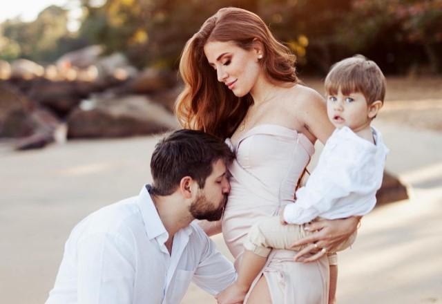 Mari Maria posa grávida ao lado do marido, Rudy, e do filho, Davi