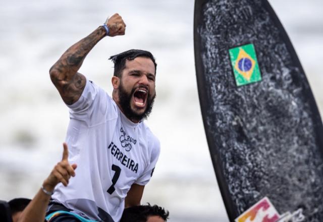 Ítalo Ferreira com a prancha