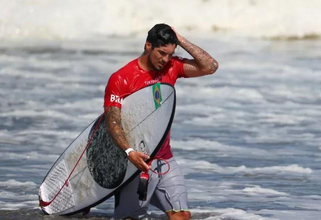 Gabriel Medina com prancha de surfe na mão