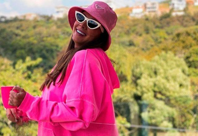 Juju Salimeni toda de rosa