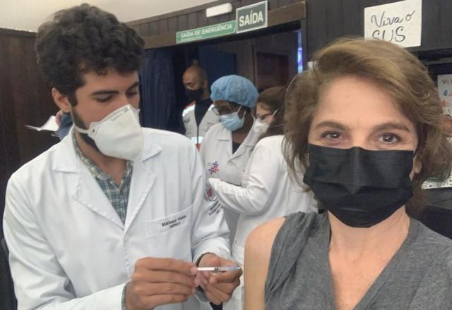Drica Moraes recebe segunda dose da vacina contra a Covid-19