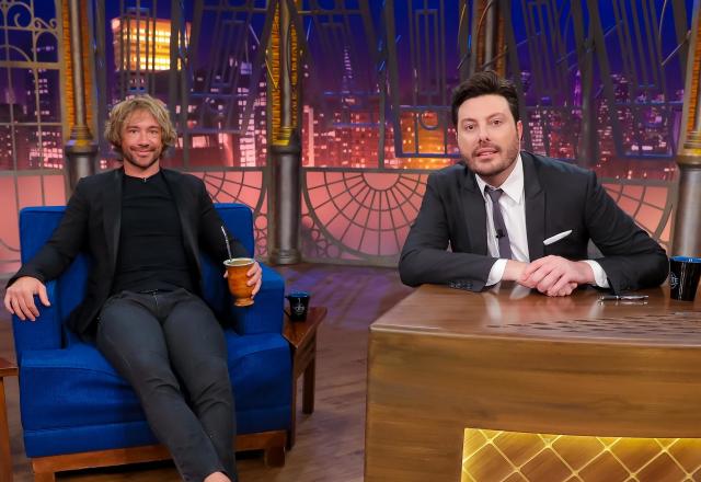 Da esquerda para a direita, Diego Lugano posa ao lado de Danilo Gentili no The Noite