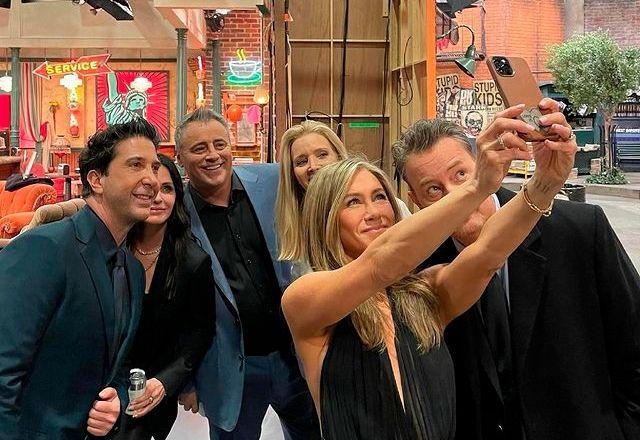 Os atores de Friends tirando uma selfie no estúdio que consagrou a série