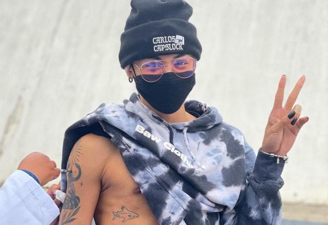 Pabllo Vittar posa após tomar vacina contra a Covid-19