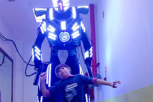 Nos corredores do SBT, Matheus Ueta se diverte com robô gigante