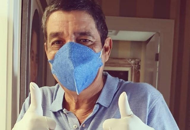 Zeca Pagodinho se protegendo contra a Covid-19 de máscara e luvas
