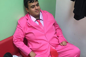 Diguinho Coruja inova no figurino e usa terno cor-de-rosa