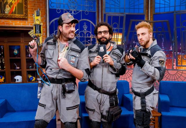 Da esquerda para a direita, os personagens Jack, Túlio e Fred posam para foto no palco do The Noite.