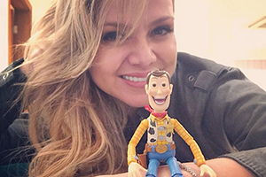 Eliana posa com personagem favorito e pinta livro para adultos