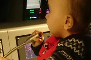 Pedro, filho de Patricia Abravanel, comanda o Máquina da Fama