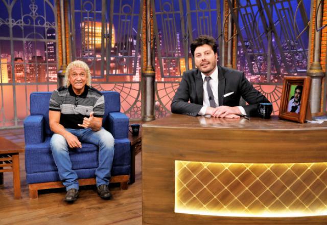 Na foto, Biro-Biro posa ao lado de Danilo Gentili no The Noite.