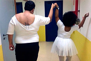 Diguinho e Juliana são flagrados vestidos de bailarinos nos bastidores