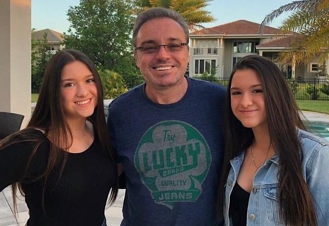 Sofia Liberato, Gugu Liberato e Marina Liberato posam abraçados