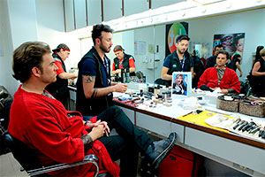 Bastidores da transformação de Carlos Bertolazzi em David Lee Roth