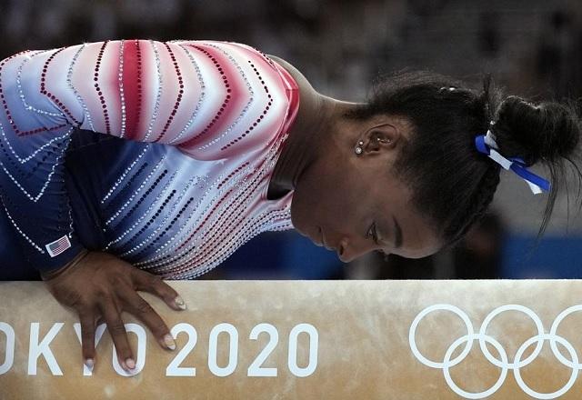 Simone Biles durante apresentação nos Jogos Olímpicos de Tóquio