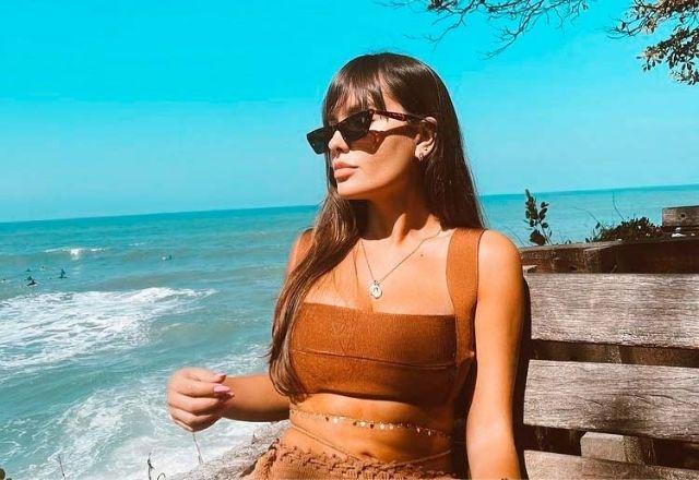 A ex-BBB Thais Braz, na praia