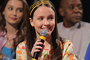 Larissa Manoela conta qual das gêmeas de ´Cúmplices´ mais se identifica
