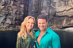 Eliana visita Eduardo Costa em Escarpas Do Lago; fotos