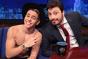 Mc Biel canta, dá entrevista e tira a camisa no The Noite desta quarta