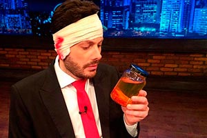 Danilo Gentili ´perde´ a orelha e diz vai processar o responsável