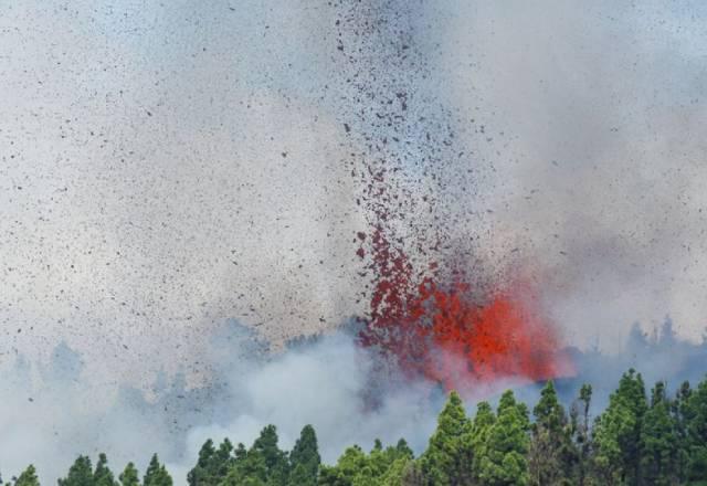 Vulcão Cumbre Vieja:  fontes de lava derretida vermelha disparando para o céu| divulgação