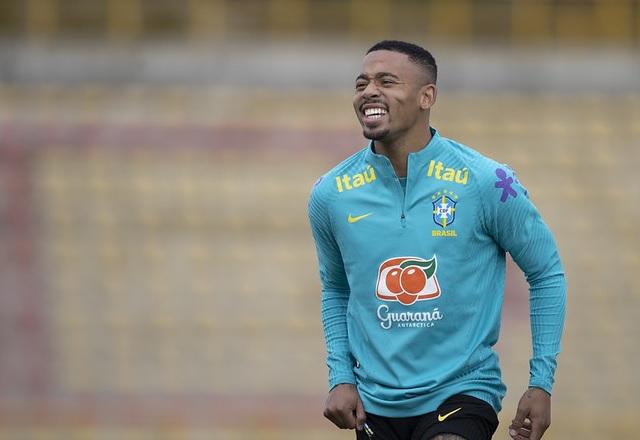 Gabriel Jesus, do Manchester City, sorrindo durante treino da seleção brasileira
