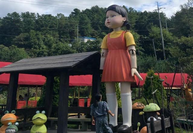 Batatinha frita 1,2,3': Boneca gigante de Round 6 vira atração em parque de  Seul