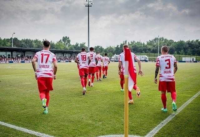 Jogadores do Leipzig entrando em campo