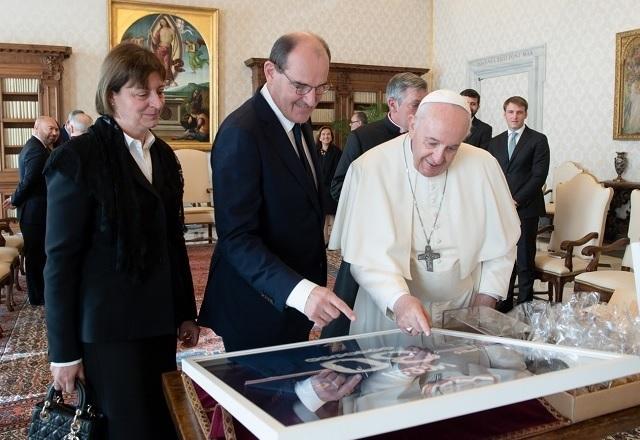 Papa Francisco ao lado do premiê da França