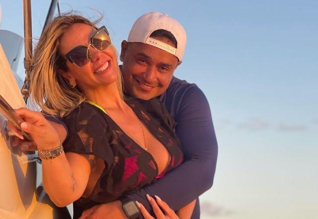 Xanddy e Carla Perez posam em iate abraçados