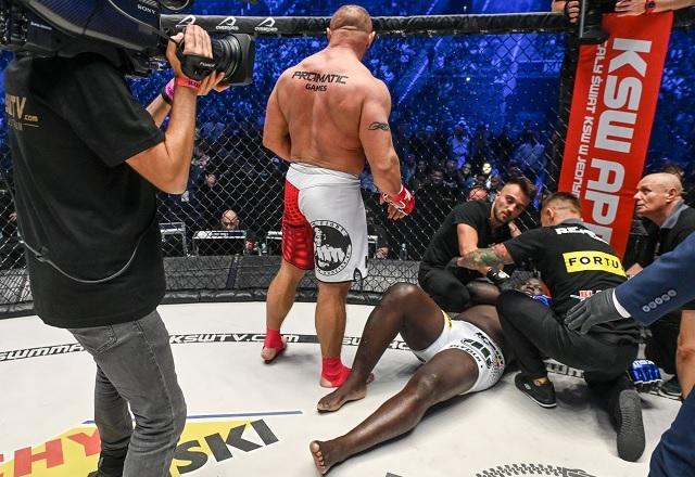 Homem Mais Forte do Mundo dá show no MMA e nocauteia senegalês em s SBT